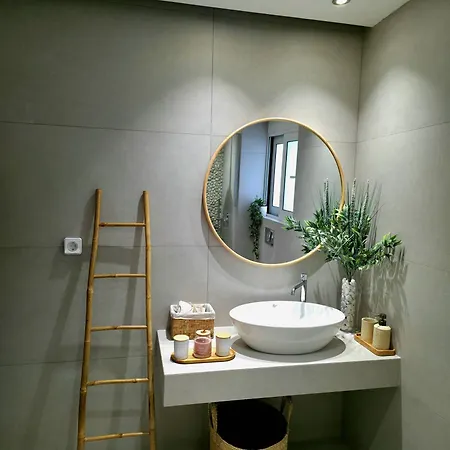 Center Luxury Spacious A&m Ii Rhodes City