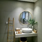 Center Luxury Spacious A&m Ii Rhodes City